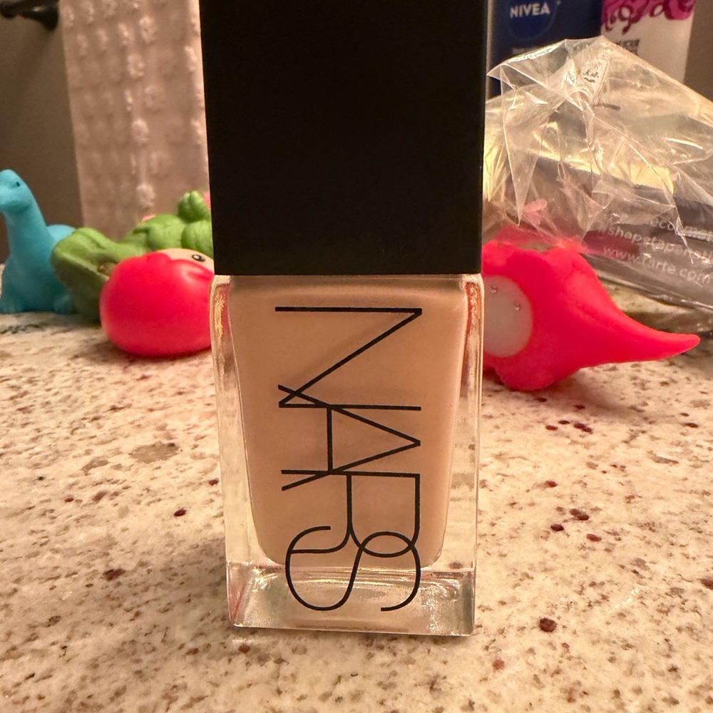 NARS Radiant Foundation in Light Beige